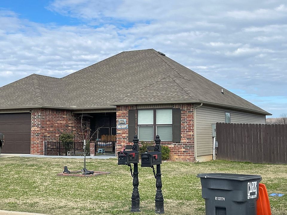 2nd image of 1002 Macy Ln