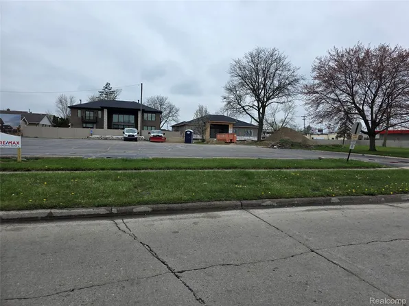2051 Kinmore St, Dearborn Heights, MI 48127