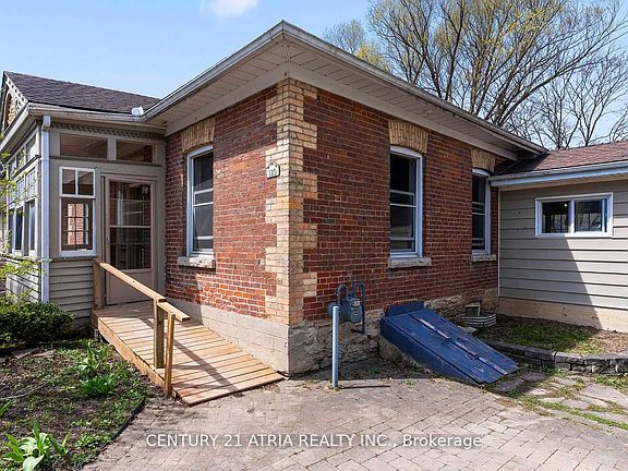 3rd image of 130 Wellington St S