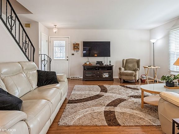 3rd image of 2020 W Lunt Ave Unit F