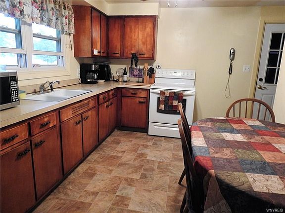 5th image of 477 Northfield Dr