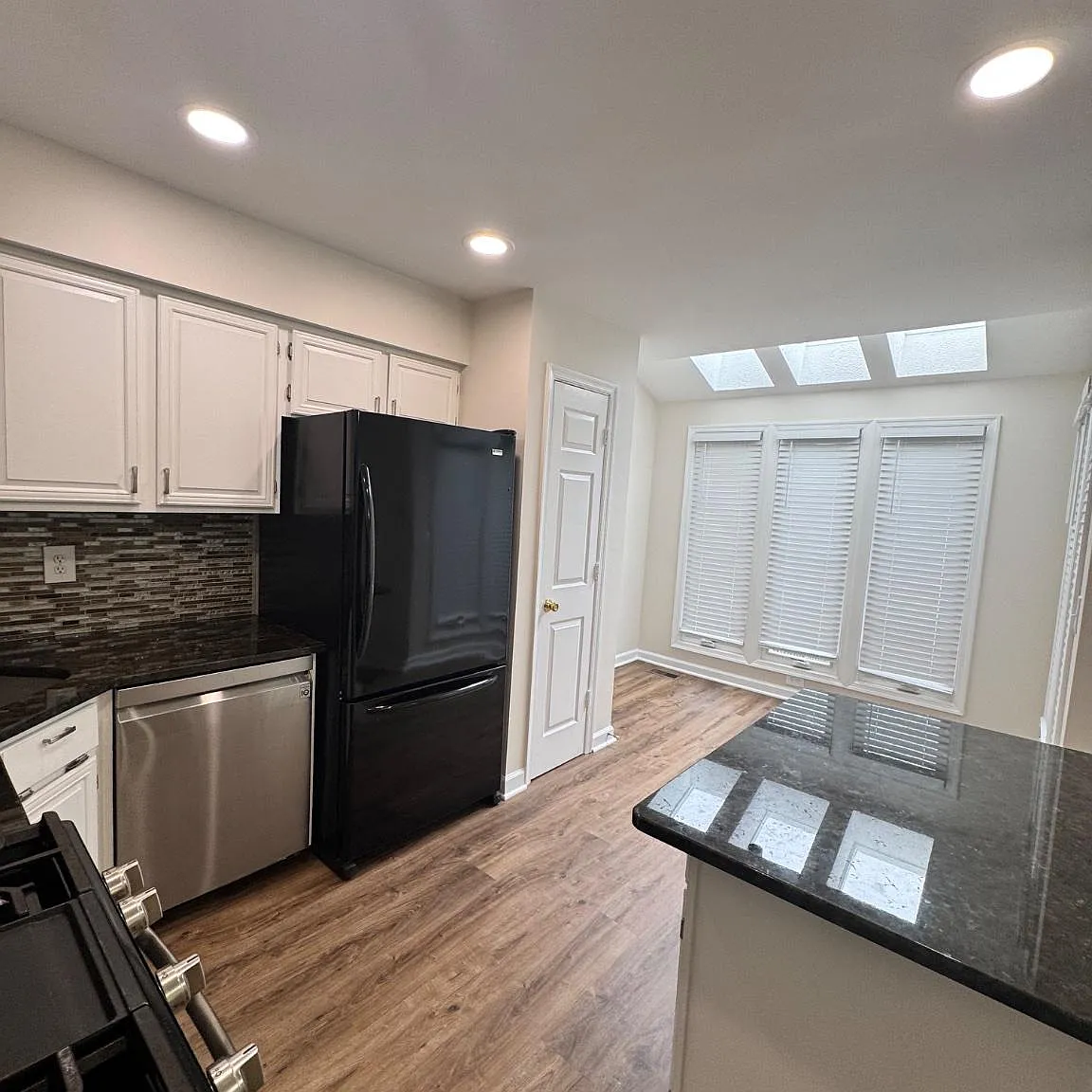 4 bed, 4.0 bath, 1220 sqft, $3,400 — Photo 4