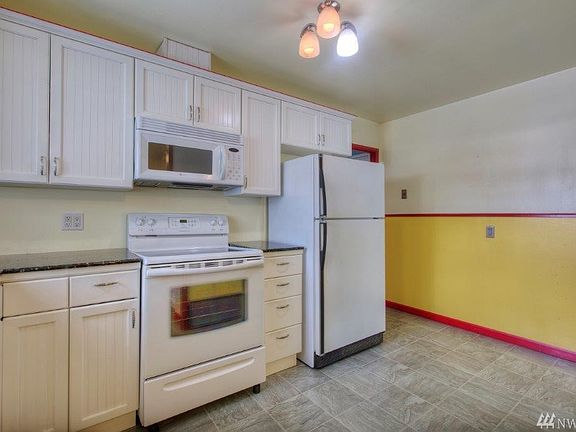 Nicely appointed kitchen with plenty of cupboard space.