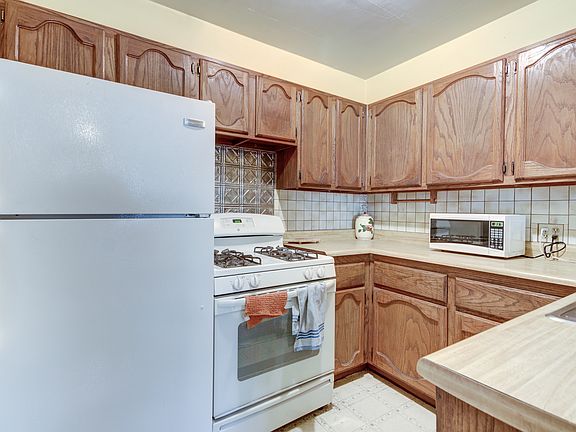 3rd image of 2527 E Indianola Ave