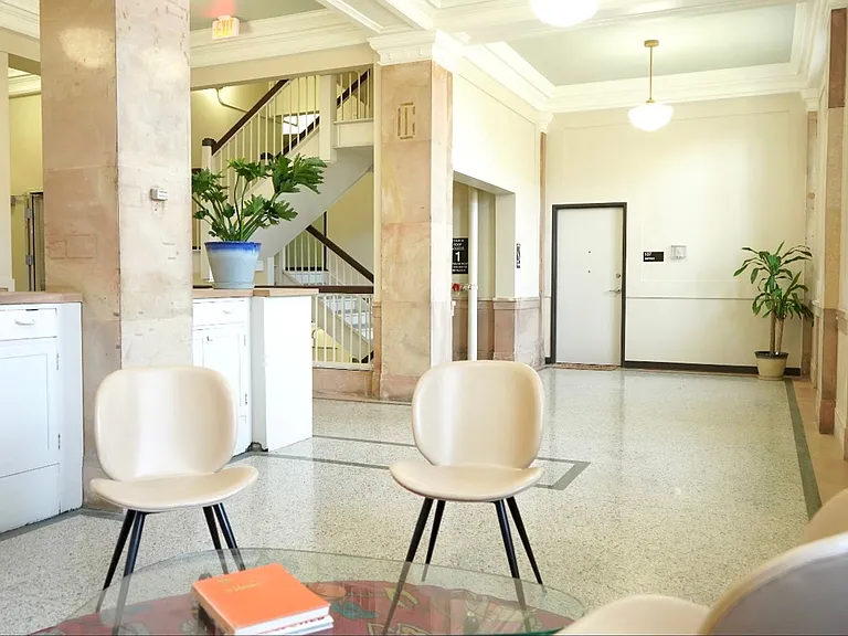 521 W 2nd Street - Leijona — Photo 18