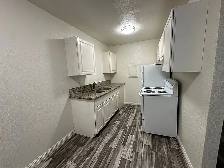 2105 Sunrise Ave — Photo 6