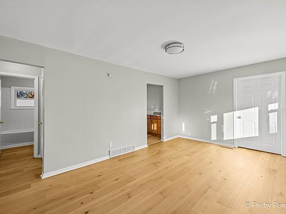 3rd image of 4814 Willow Ln