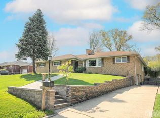 19 Thompson Pl, Parlin, NJ 08859