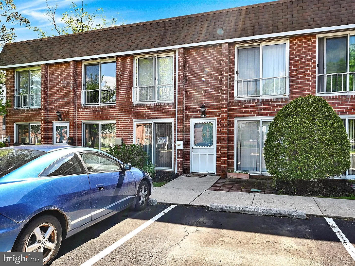 2 bed, 1.5 bath, 1012 sqft, $2,000 — Photo 1