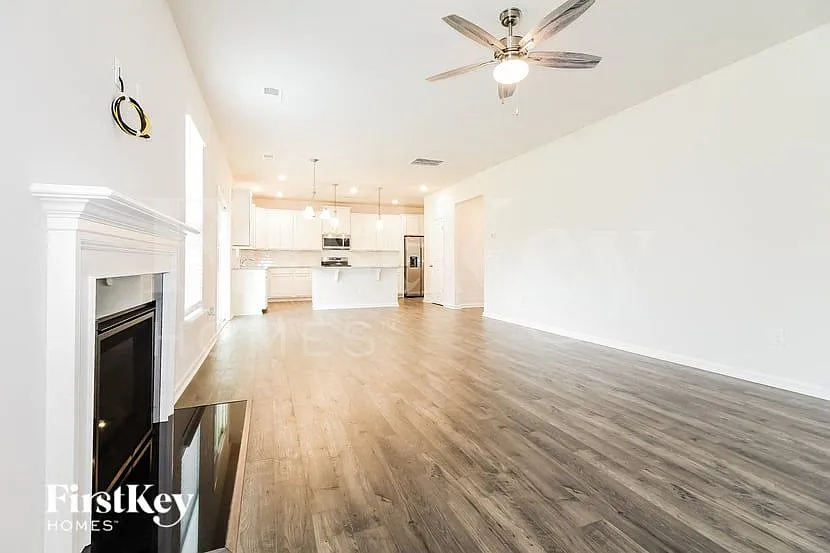 4 bed, 2.5 bath, 2448 sqft, $2,530 — Photo 3
