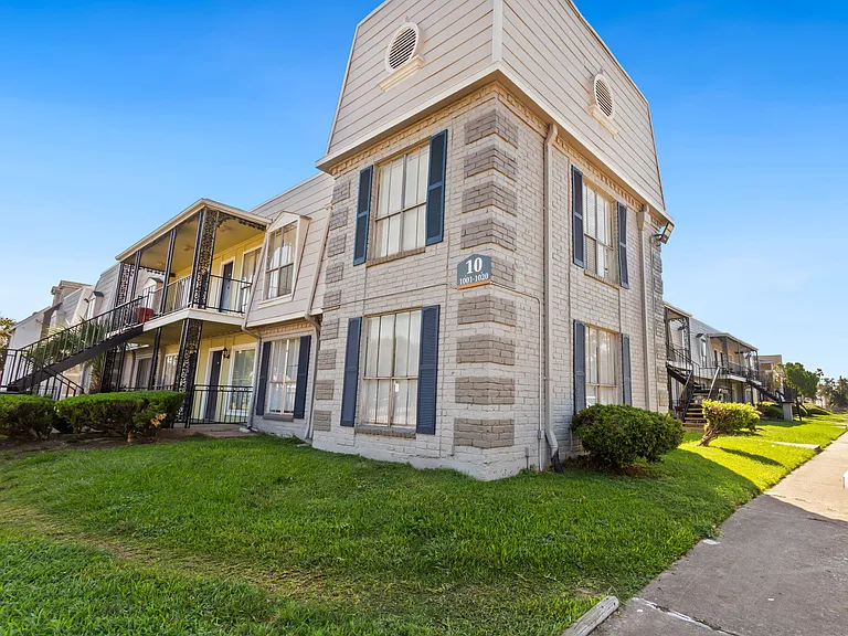 Town Park Apartments — Photo 5