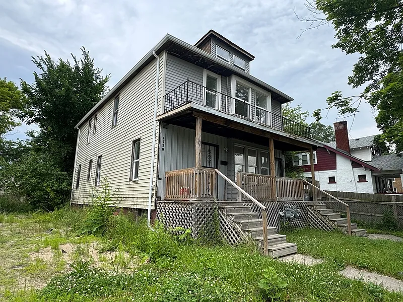 3 bed, 1.0 bath, 1017 sqft, $1,000 — Photo 2