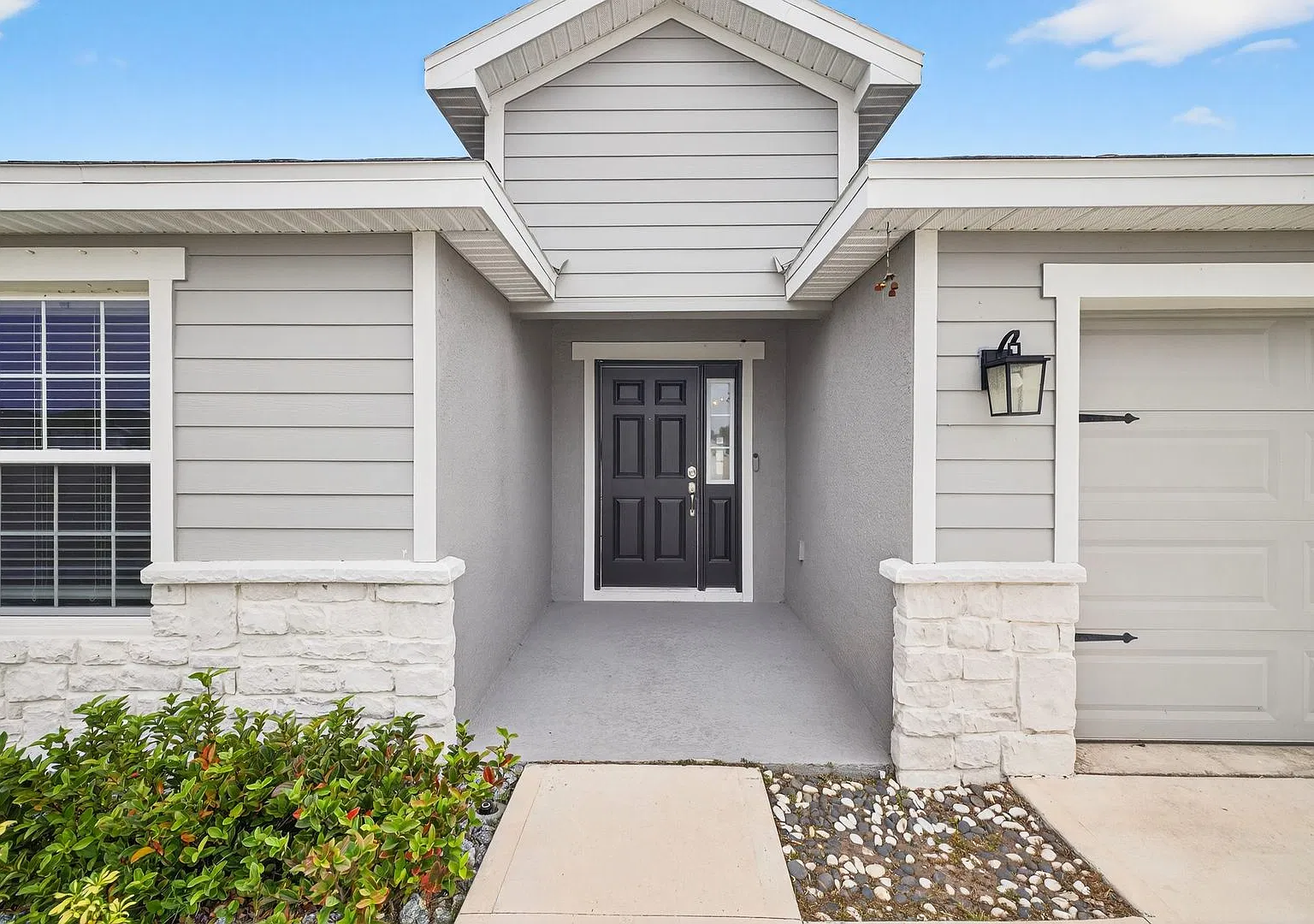 New Spacious 4 Bed - W/Amenities! — Photo 4