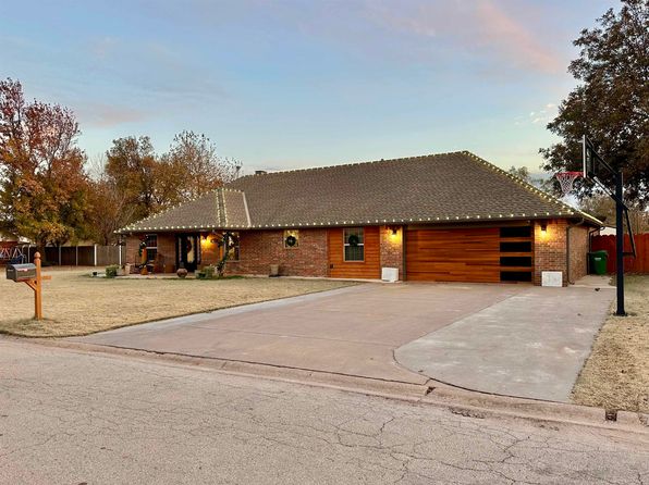 411 E Riverview Dr, Pond Creek, OK 73766