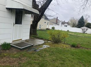 580 S 8th St, Lindenhurst, NY 11757