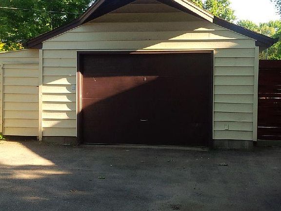 1 car garage, but has lots of extra storage.