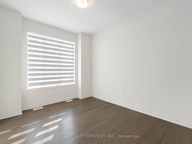 7 Sandhill Cres N — Photo 7