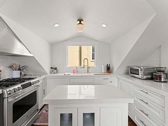 3rd image of 955 Grove St APT 2