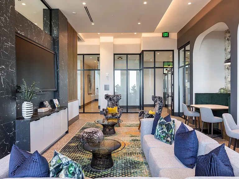 Momentum Midtown — Photo 43