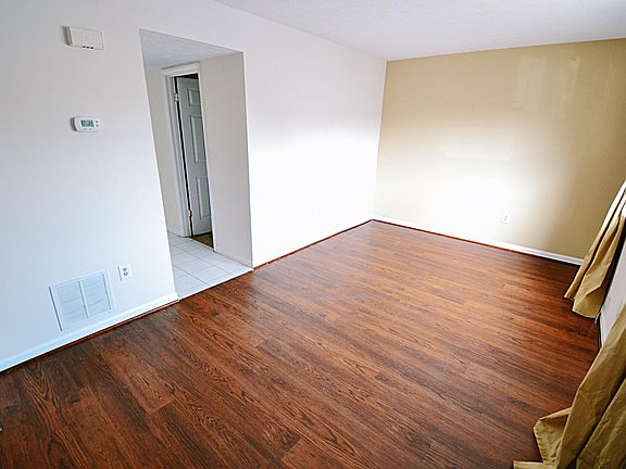 3rd image of 111 Ash Hollow Dr