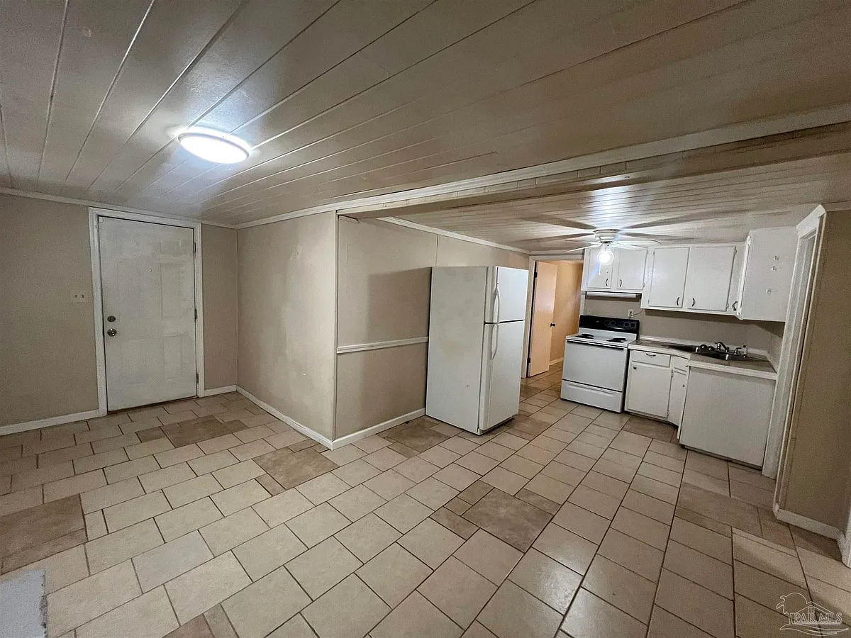 Building Photo - 1036 Hawthorn Dr #B