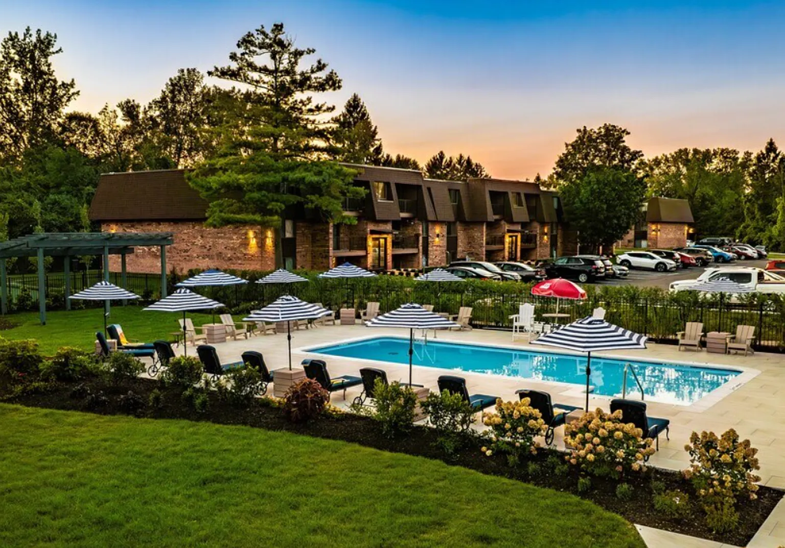 Pinecrest Manor — Photo 2
