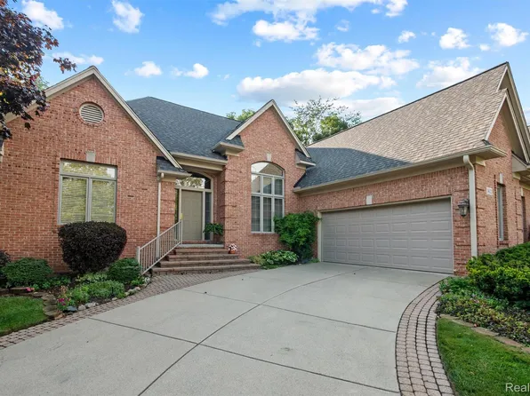 3422 Paramount Ln, Auburn Hills, MI 48326