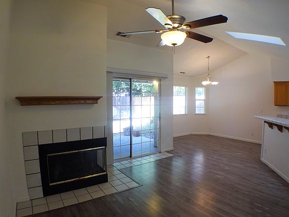 3rd image of 54 Glenshire Ln