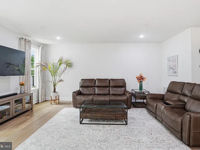 411 W Ponds Edge Dr — Photo 19