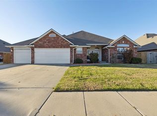 2037 Oak Dr, Moore, OK 73170