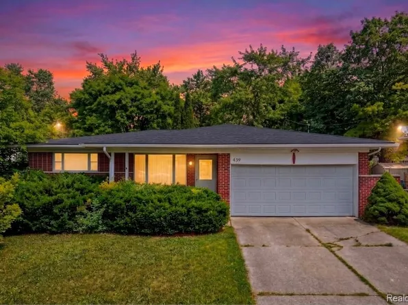 439 Windmill Point Dr, Flushing, MI 48433