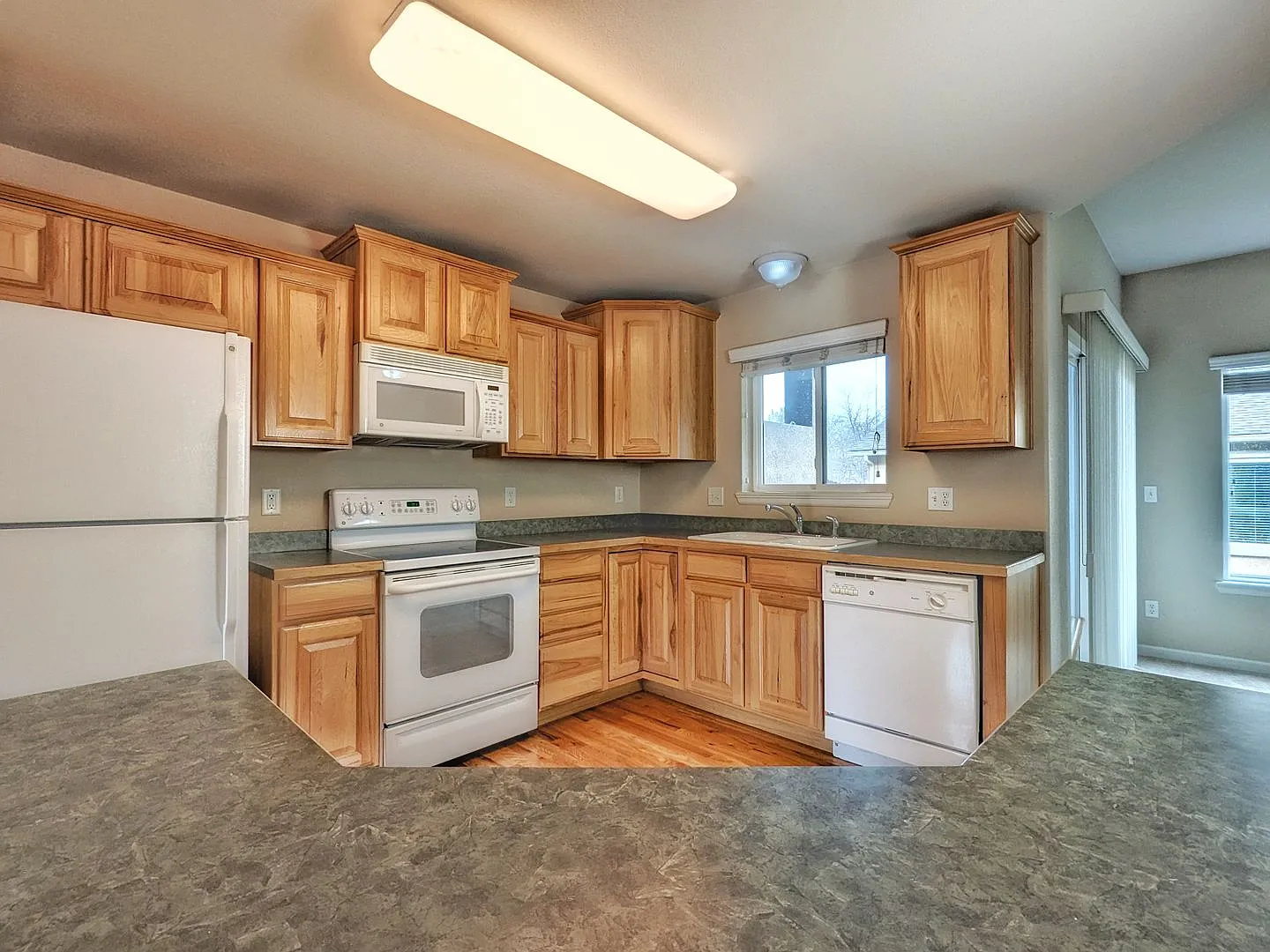 Large Townhome — Photo 4