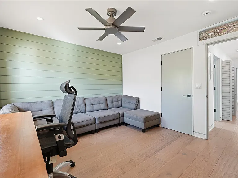 2219 Graham Ave — Photo 27