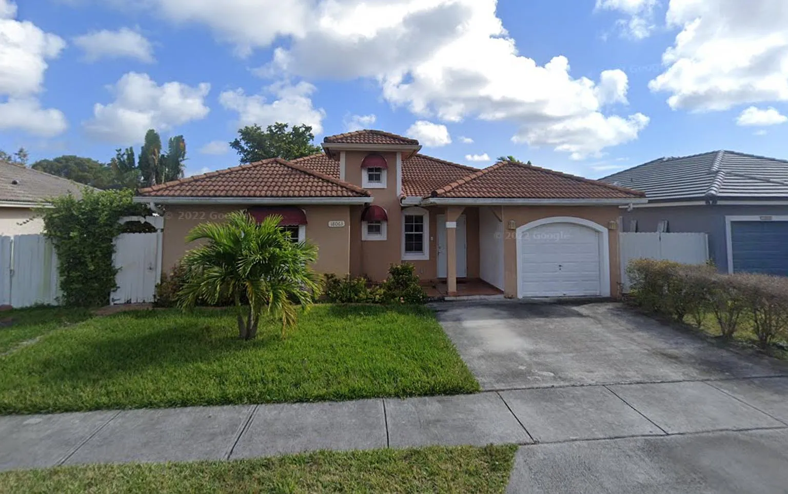 4 bed, 3.0 bath, 2400 sqft, $1,274 — Photo 2