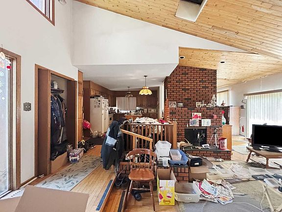 3rd image of 24 Brookes Cres