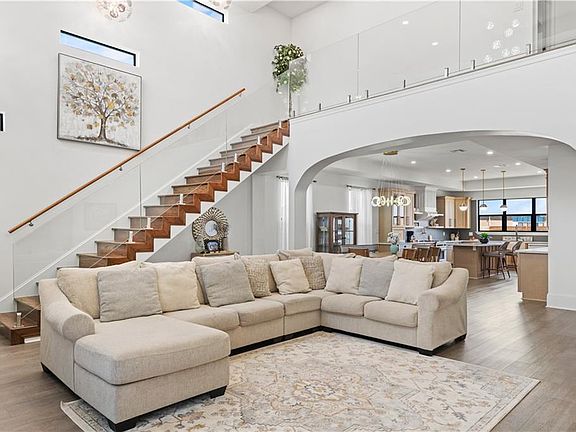 5th image of 2417 Haring Rd