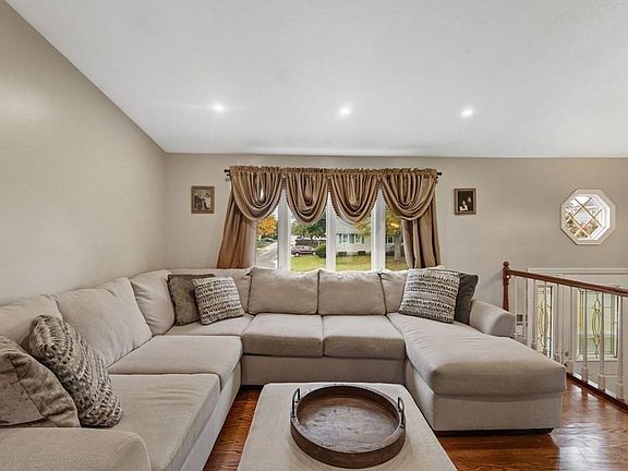 5th image of 24 Magnolia Ave