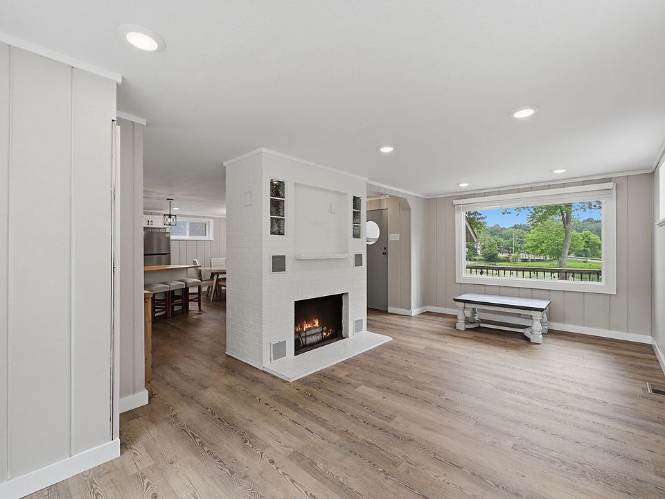 1st image of 158 Oak Dr NW