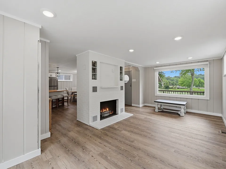 158 Oak Dr NW