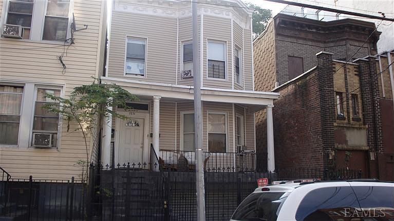 2nd image of 2834 Valentine Ave