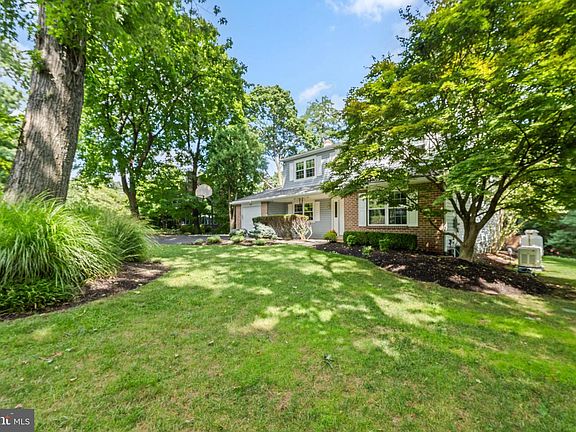 2nd image of 801 Pardee Ln