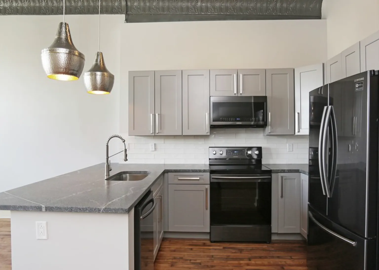 1 bed, 1050 sqft, $2,200 — Photo 3