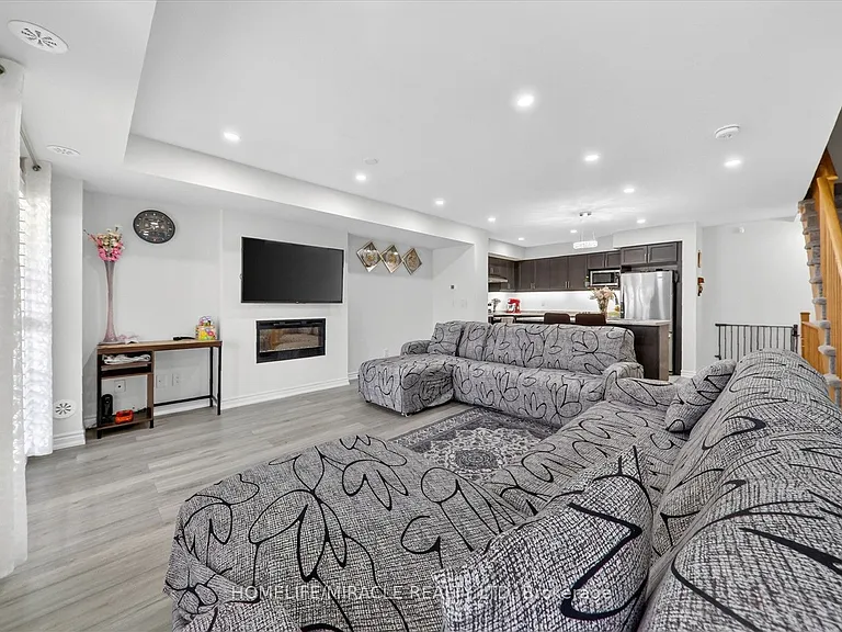 73 Sutcliffe Dr — Photo 20