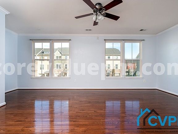 3rd image of 584 Fox River Hills Way