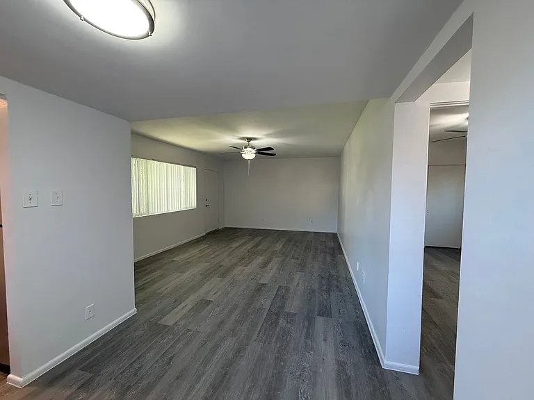 320-330 W Medlock Dr — Photo 5