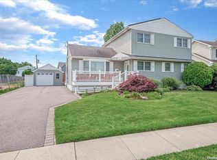 11 London Rd, Syosset, NY 11791