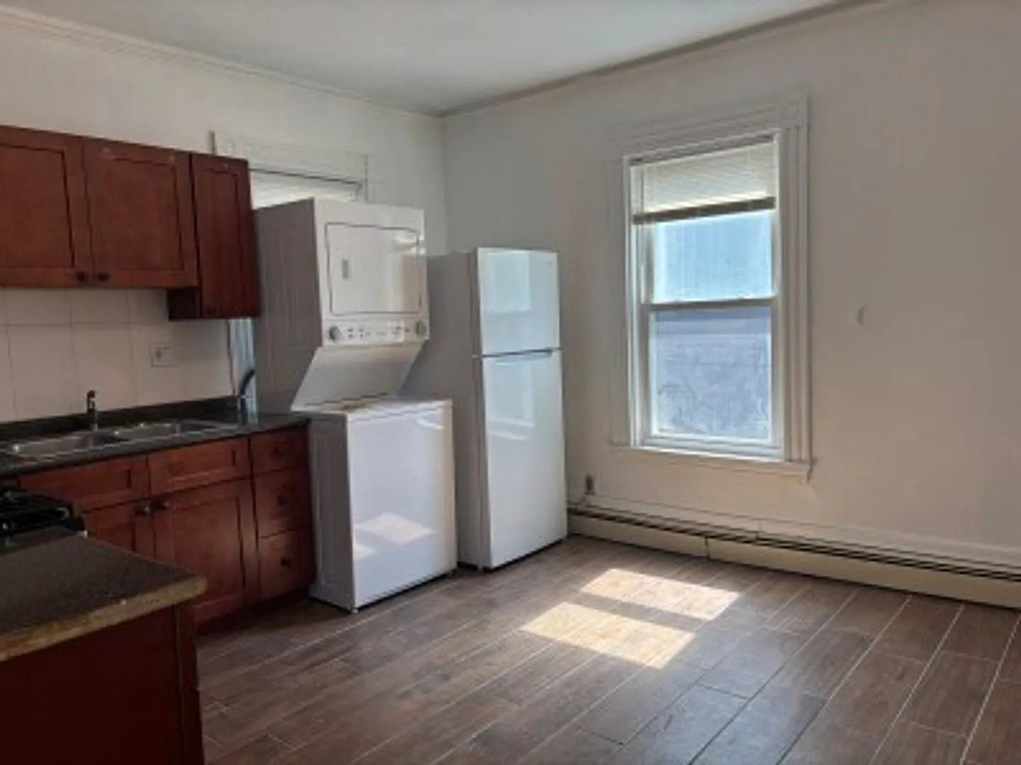 Renovated Duplex! 4 Bed/2 Bath, Laundry-in-unit, Landlord Pays Broker's Fee — Photo 2