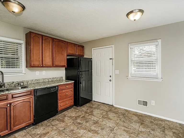 2402 Parliament Ct — Photo 10