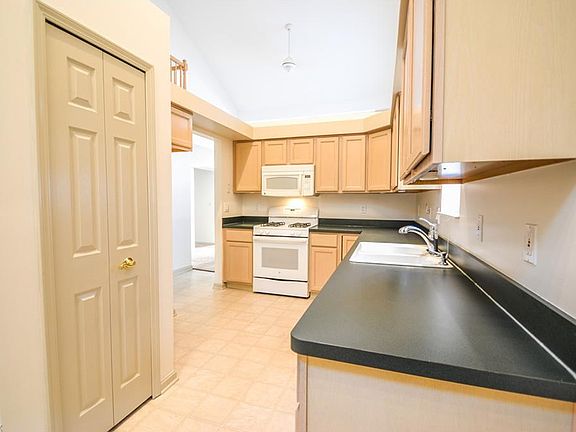 4th image of 272 Huntsford Dr