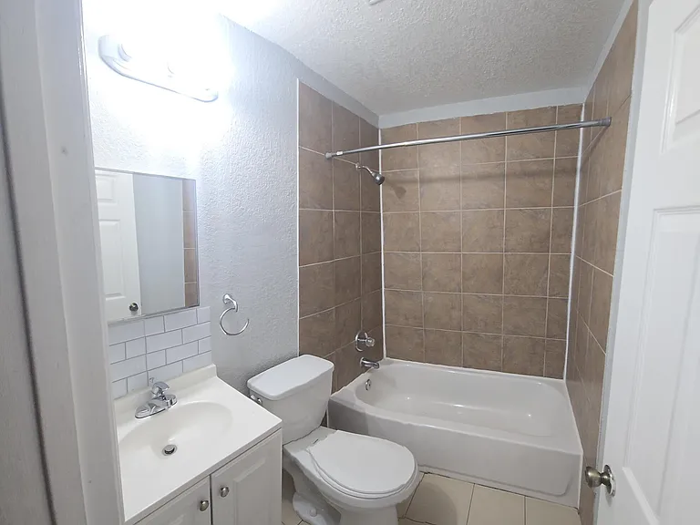 1220 Kent St — Photo 8